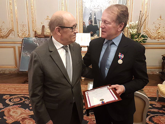 Image of John Chambers with Jean-Yves Le Drian