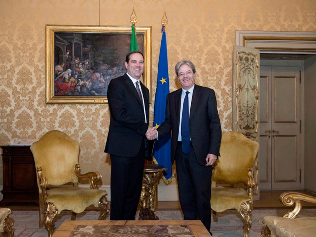 Image of Chuck Robbins with Italian Prime Minister Paulo Geniloni