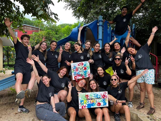 A group photo with Abriendo Mentes.