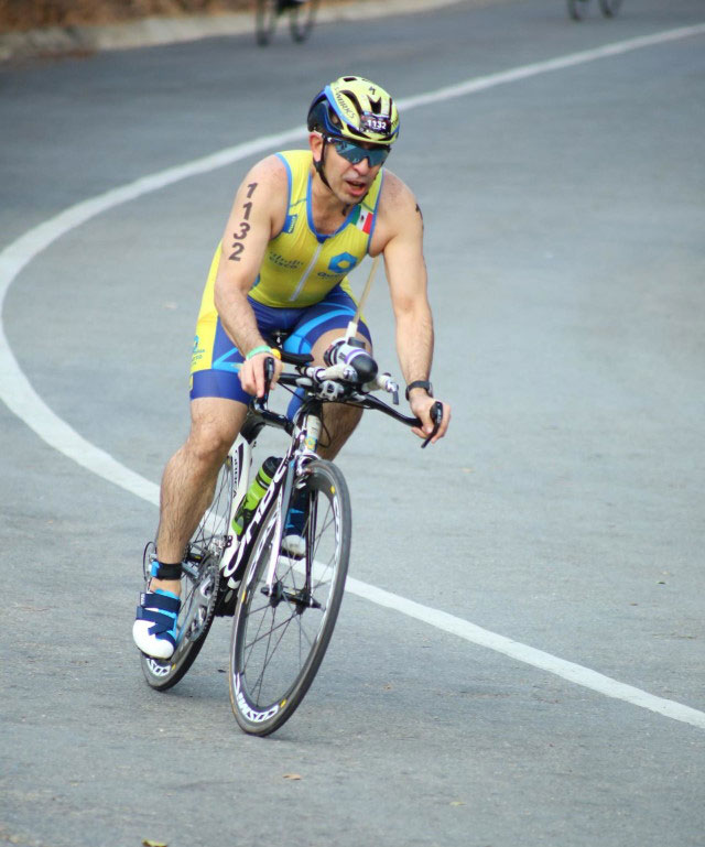 Victor biking 90 kilometers (56 miles) at the Half Ironman in Acapulco in 2021.