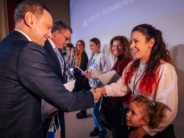 Guy Diedrich and Andrzej Rozmus distribute course completion certificates to the first graduates of Start IT Cisco4Ukraine. 