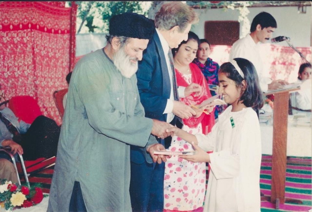 Huma was lucky to meet Pakistani humanitarian Abdul Sattar Edhi, who inspired her journey as a volunteer. Here they are during a prize ceremony at her school in Pakistan, where she won a speaker award at a declamation contest.