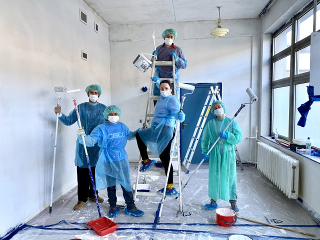 Cisco Poland volunteers renovate the hospital.